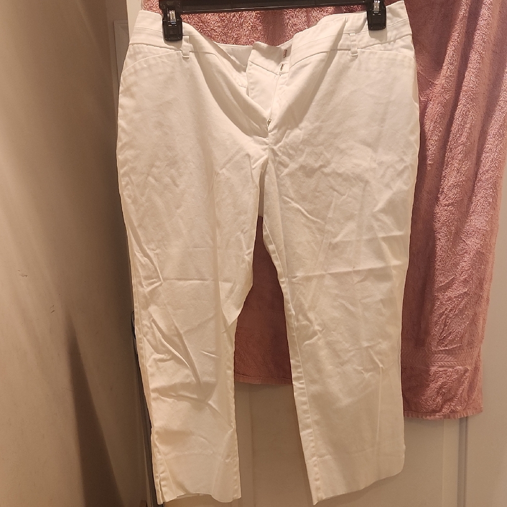 New York & Company Size 14 White Cropped Pants